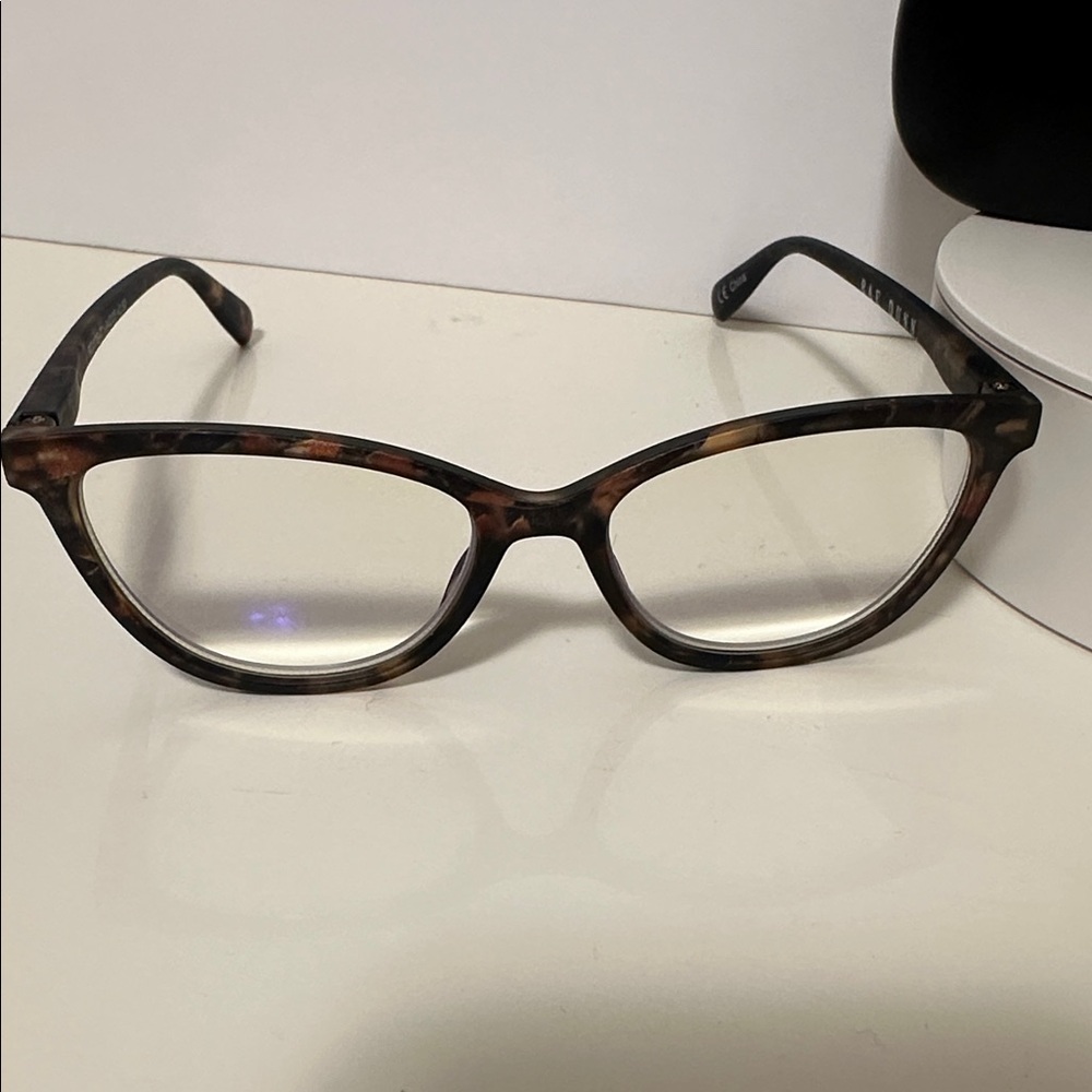 RAE DUNN Stylish Two Reading Glasses Set with Case. New w/o Tags
+ 2.50 - Picture 7 of 7